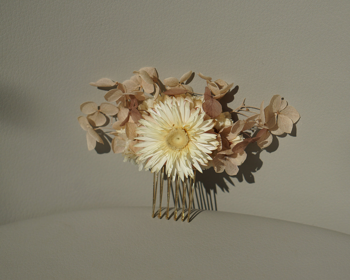 Small dried flower hair comb - cream
